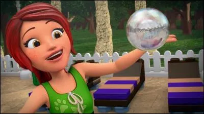 Comment s'appelle cette fille ?