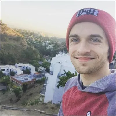 Quelle youtubeuse a été en couple avec Squeezie ?