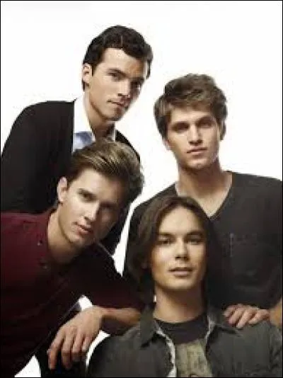 Qui est sortie avec les gars ayant comme première lettre C et J ?