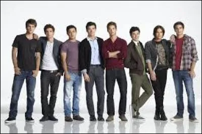 Avec qui Aria est-elle sortie ?