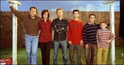 Hal, Malcolm et Dewey sont les seuls personnages à être vu dans tous les épisodes de la série.