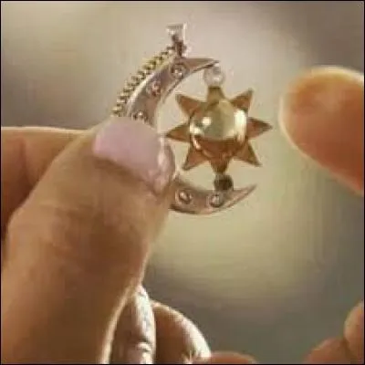 A qui appartient ce pendentif ?