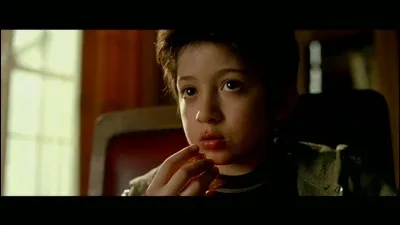 Que dit le personnage principal sur ses cousines quand il va chez ses grands-parents ?