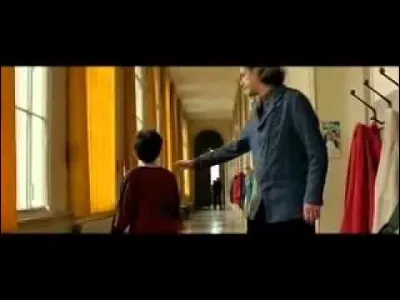 Pourquoi, à un moment, le père du personnage principal gifle son fils dans le couloir de l'école ?