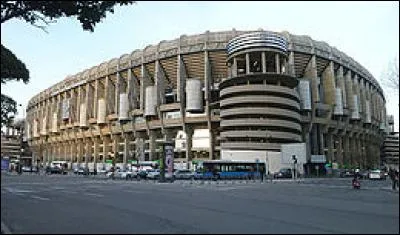 Où se situe le stade Santiago Bernabéu ?