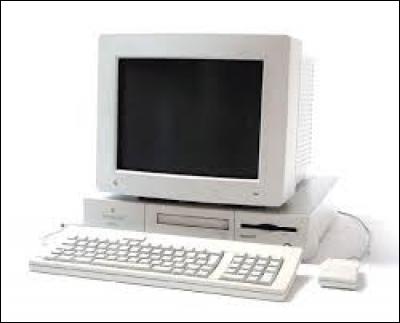 Avec quel moyen technologique principal accédait-on à Internet en France, entre 1995 et 2006 à partir d'un ordinateur ?
