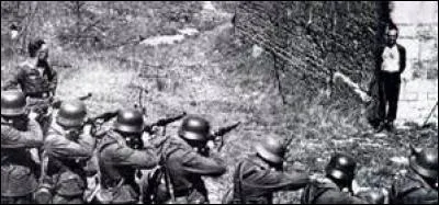 Quels groupes ont principalement été massacrés dans les camps d'extermination allemands ?