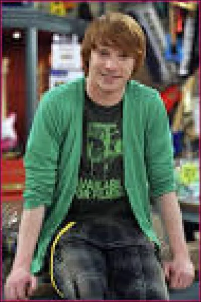 Comment s'appelle le meilleur ami d'Austin Moon ?