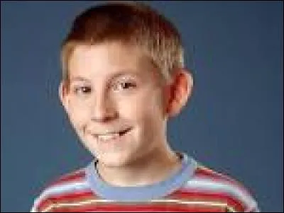 Malcom, la nuit, dort avec :