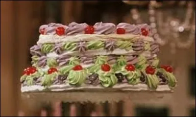 Dans Harry Potter et la chambre des secrets, sur qui le gâteau va il tombé sur la tête malheureusement?