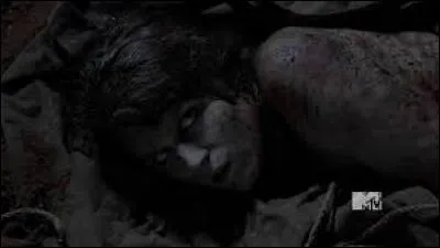 Dans la saison 1 : pourquoi Peter Hale a-t-il tué sa nièce (Laura Hale) ?