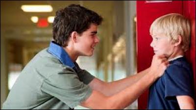 Un enfant se fait racketter dans la rue :