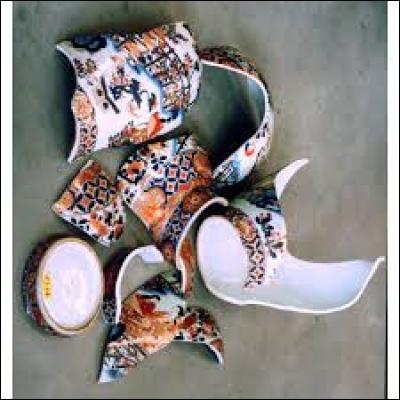 Tu dois garder l'enfant de la voisine. Il commence à casser des vases très précieux pour toi :