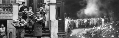 Le 10 mai 1933 : 
Les nazis se sot attaqués aux personnes, mais, ce ne fut pas tout, ils s'attaquèrent aussi aux uvres des artistes.
Que se passa-t-il ?