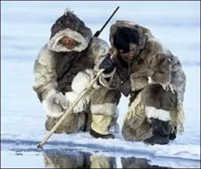 "E" comme "Esquimaux". La grande majorité de ces peuplades autochtones des régions arctiques, est composée par les :