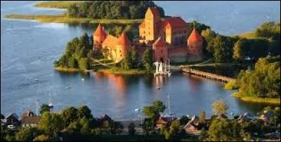 "E" comme "Estonie". Lequel de ces drapeaux représente ce pays balte ?