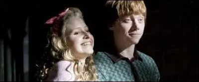 Dans le tome 6, Ron et Lavande sont ensemble. Que lui offre-t-elle pour Noël ?