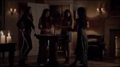 Comment les doubles d'Elena s'appellent-ils ?