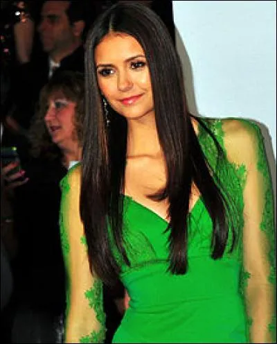 Quelle est l'identité complète de Nina Dobrev ?