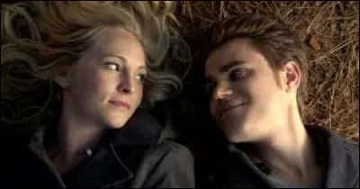 Dans quel épisode Stefan et Caroline s'embrassent-ils pour la première fois ?