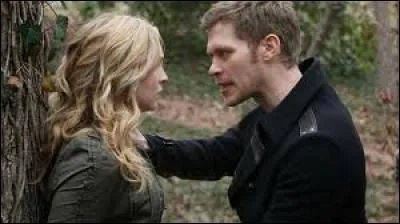 Que se passe-t-il entre Klaus et Caroline dans l'épisode 11 de la saison 5 ?