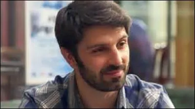 Comment se prénomme ce jeune homme qui tente de séduire Sabrina ?