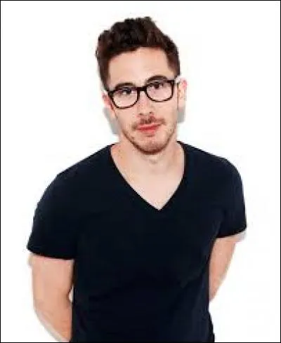 Comment est-il appelé sur YouTube ?