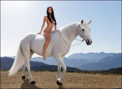 Fondatrice légendaire de Babylone qui copula avec son étalon. Qui est-elle ?