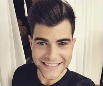 De qui ce jeune homme tombe-t-il sous le charme dans la saison 2 ?