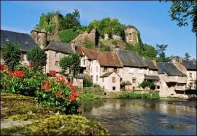 Nous terminons cette balade dans un des Plus Beaux Villages de France. Je vous emmène à la découverte de Ségur-le-Château. Village Corrézien, traversé par l'Auvézère, il se situe dans l'ancienne région ...