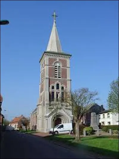 Voici l'église Saint-Amand de Fresnoy-en-Gohelle. Village des Hauts-de-France, dans l'arrondissement d'Arras, il se trouve dans le département ...
