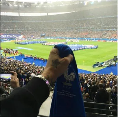 Pendant l'Euro 2016, de quel joueur de l'équipe de France a-t-il reçu un T-shirt ?