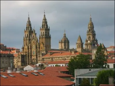 Dans quel pays se situe Santiago de Compostela (Saint-Jacques-de-Compostelle), ville de pèlerinage ?