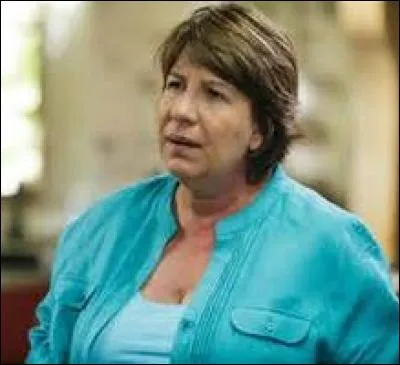 Comment se prénomme son associée ?