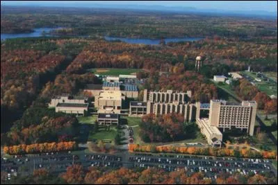Le centre de formation de Quantico se situe à (en) :
