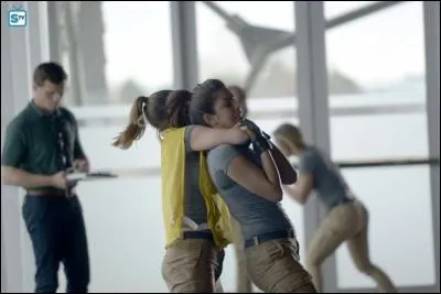 Quelle est la personne qu' Alex déteste le plus dans les premiers épisodes mais finalement cette même personne l'aide 9 mois plus tard lors de son accusation ?