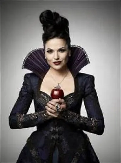 De qui est-elle la mère adoptive dans le monde réel ?