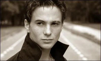 Comment s'appelle ce comédien qui joue le rôle de Julien, le client de Joséphine dans l'épisode "Le secret de Julien" ?