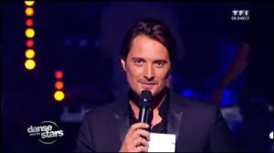 Comment s'appelle le présentateur ?