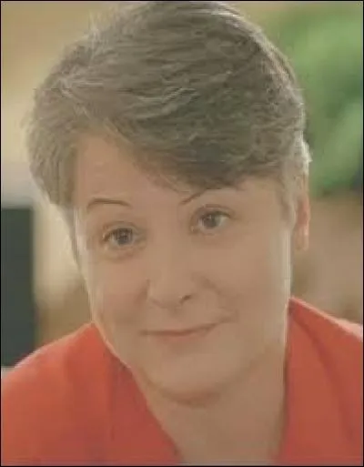 Comment s'appelle la femme qui débarque devant la maison du couple ?