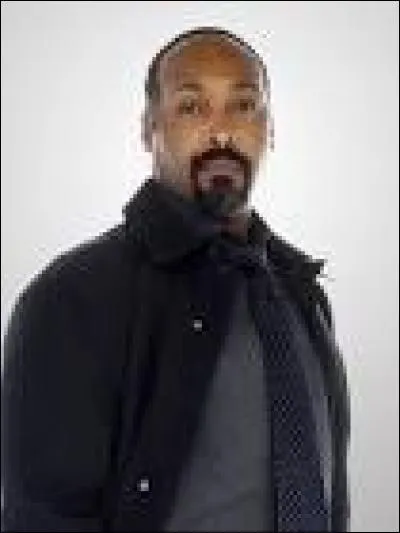 Qui a pris Barry sous son aile quand son père est allé en prison ?