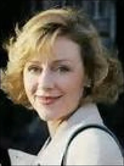 Quel commerce tient la compagne du maire ?