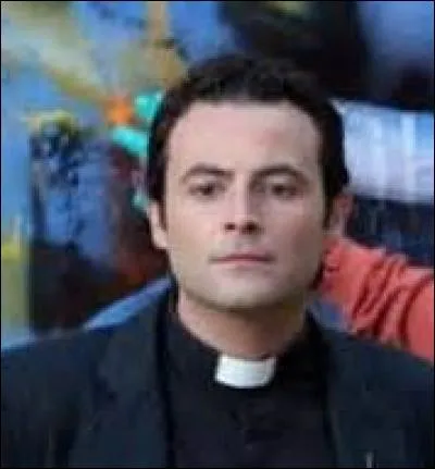 Comment se pr&eacute;nomme le pr&ecirc;tre qui remplacera Erwan ?