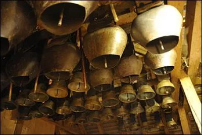 Comment appelle-t-on les cloches que portent les vaches autour du cou ?