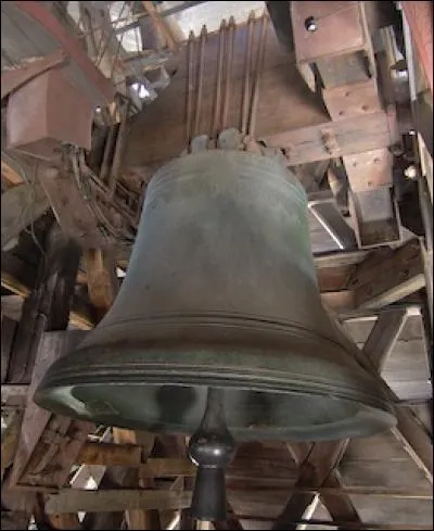 Comment s'appelle la plus grosse cloche de Notre-Dame de Paris qui se trouve dans la tour sud et ne sonne que pour les grandes f&ecirc;tes, la mort du pape, ainsi que l'&eacute;lection de son successeur ?