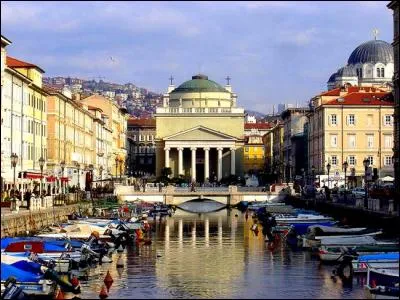 Situ&eacute;e en face de l'&icirc;le de Zlarin, Stendhal y fut consul de France :