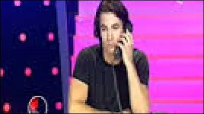 Dans son sketch "S.O.S. amitié : écoute toujours", Jérémy Ferrari, un adepte d'humour noir, joue le rôle...