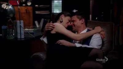 Dans quelle saison Booth se fait-il opérer et se rend-il compte qu'il aime Brennan ?