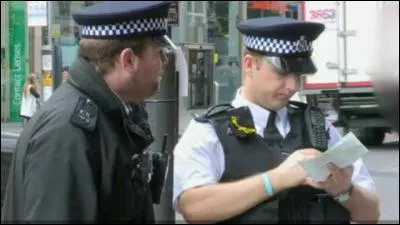 Un policier met une...