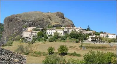 Où trouve-t-on cet énorme piton rocheux, résultat d'une éruption volcanique, surplombant le village de Sceautres ?